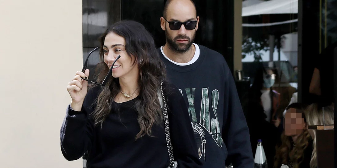 Ολυμπία Χοψονίδου | Με total black look στο κέντρο της Αθήνας με τον Βασίλη Σπανούλη