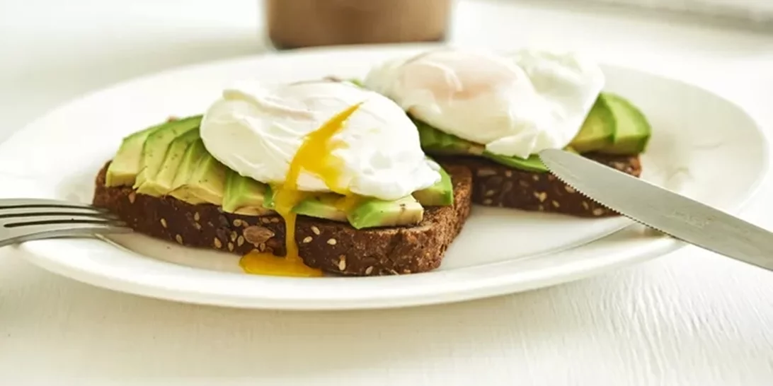 Αβοκάντο με αυγό | Γιατί είναι ο ιδανικός συνδυασμός για ένα απόλυτα υγιεινό πρωινό;