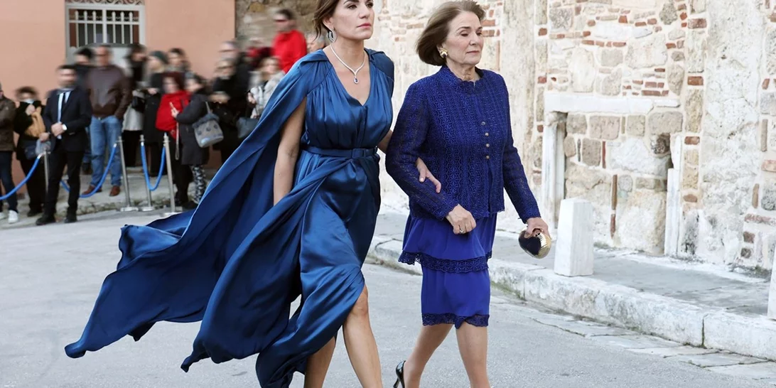 Όλγα Κεφαλογιάννη | Με royal blue σατέν φόρεμα στον γάμο του Νικόλαου Ντε Γκρες και της Χρυσής Βαρδινογιάννη