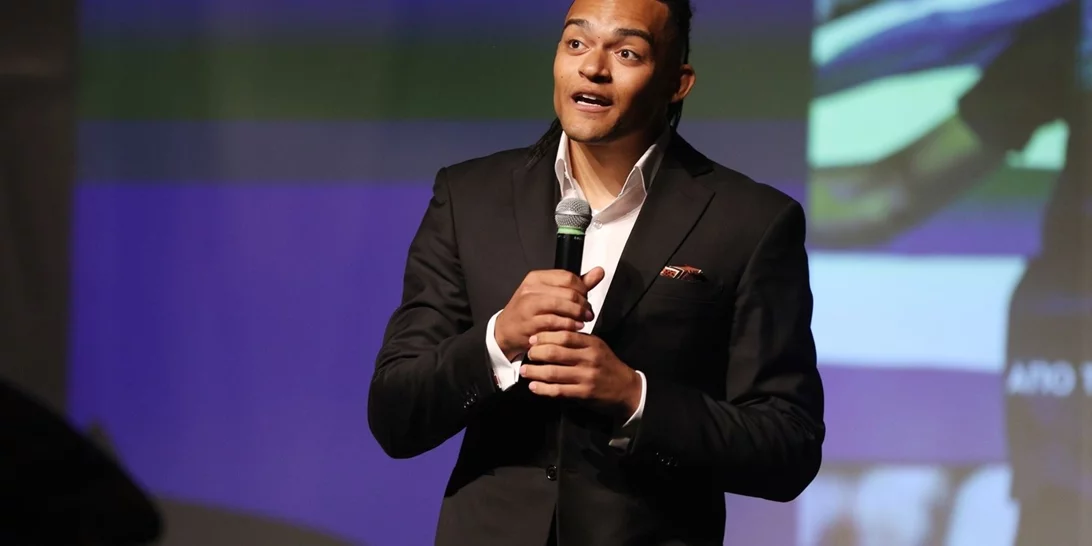 Εμμανουήλ Καραλής | "Για κάποια παιδιά στο σχολείο εγώ και η αδερφή μου ήμασταν απλώς τα μαυράκια"