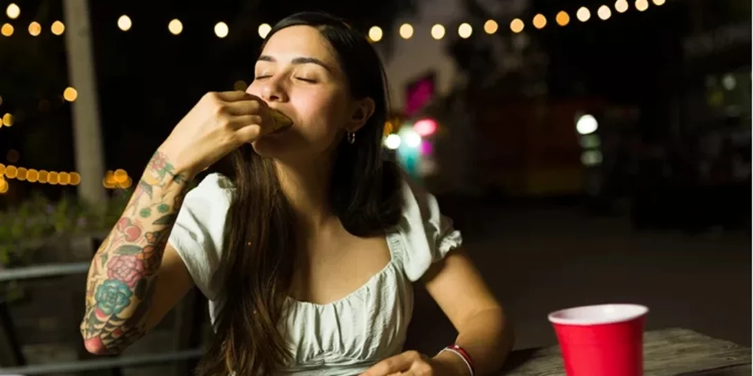 Μύθος ή αλήθεια | Παχαίνεις αν τρως το βράδυ;