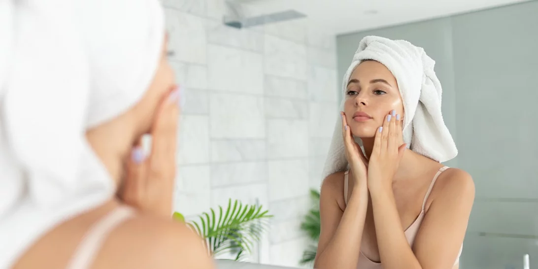 Έχεις καφέ κηλίδες; Βρήκαμε τη skincare σειρά που θα λατρέψεις