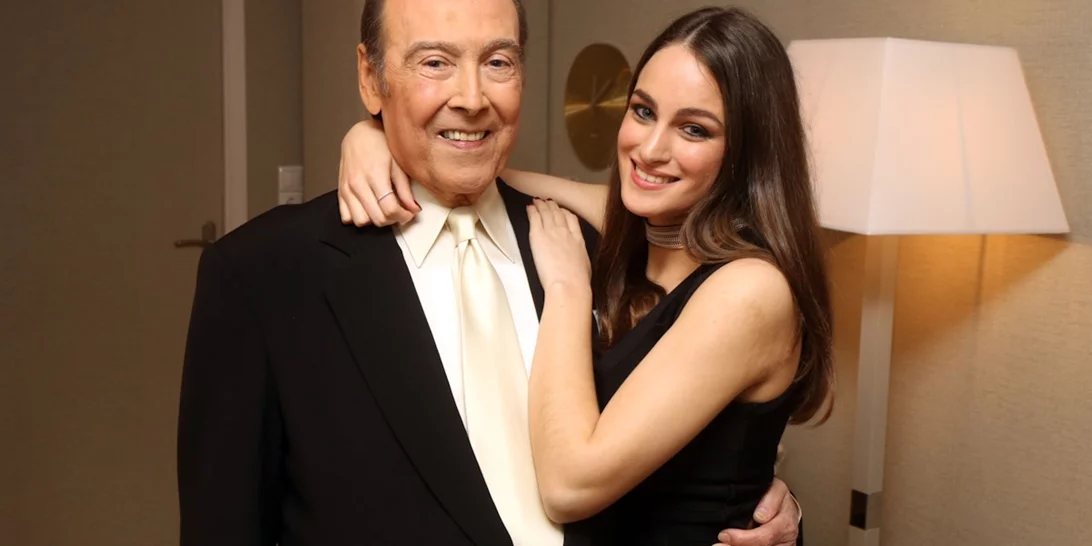 Μικρό κοριτσάκι στην αγκαλιά του μπαμπά της | Η Μαρία Βοσκοπούλου σε μια σπάνια φωτογραφία με τον πατέρα της, Τόλη Βοσκόπουλο