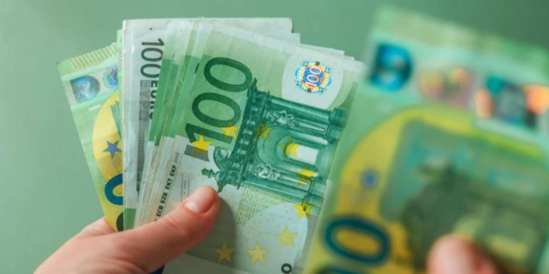 Ιδιωτικοί υπάλληλοι στην Ελλάδα | Tι μισθό παίρνουν και πόσες ώρες δουλεύουν