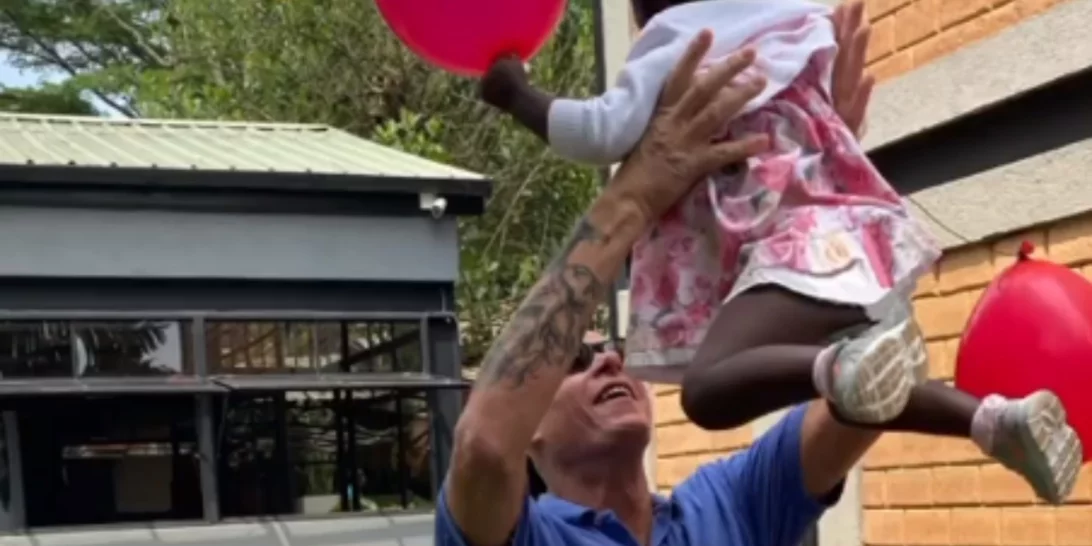 Τέταρτη φορά μπαμπάς | Η Χριστίνα Κοντοβά φωτογραφίζει τον Τζώνη Καλημέρη με τη μικρή Ada