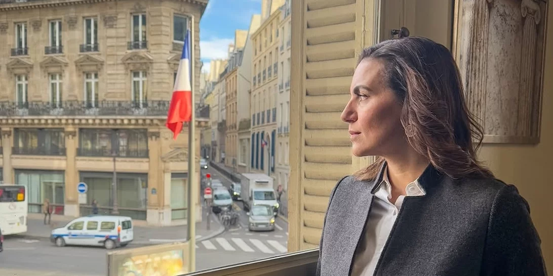 Όλγα Κεφαλογιάννη | Με βελούδινο πανωφόρι στους δρόμους του Παρισιού