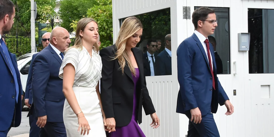Δάφνη και Σοφία Μητσοτάκη | Τα outfits που φόρεσαν στην ορκωμοσία του Κυριάκου Μητσοτάκη