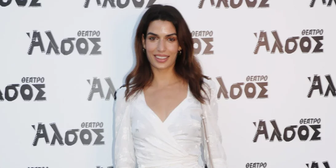 Τόνια Σωτηροπούλου | Φόρεσε ένα mini μαύρο φόρεμα όπως όλες οι Παριζιάνες