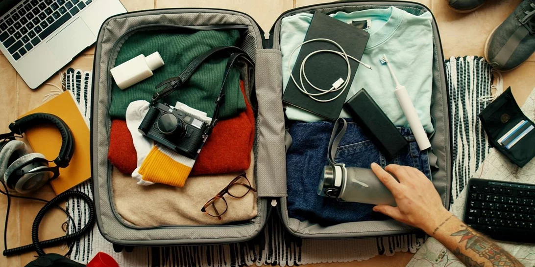 Μήπως πακετάρεις πάρα πολλά ρούχα; Μερικά tips για να χωρέσεις όλα τα απαραίτητα στη βαλίτσα σου