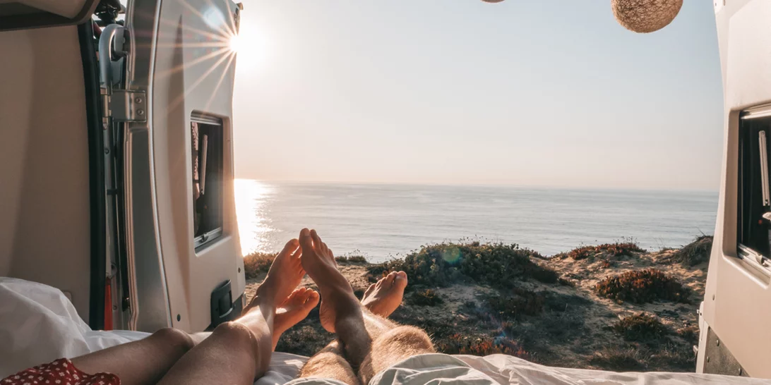 Έρωτας και σεξουαλικότητα τον μήνα των διακοπών | Τι να περιμένουν τα ζώδια;