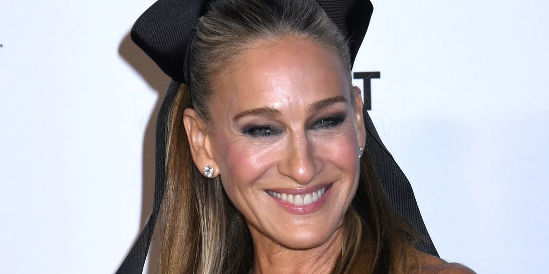 Η Sarah Jessica Parker υιοθέτησε την πιο "δύσκολη" τάση μαλλιών για γυναίκες άνω των 50