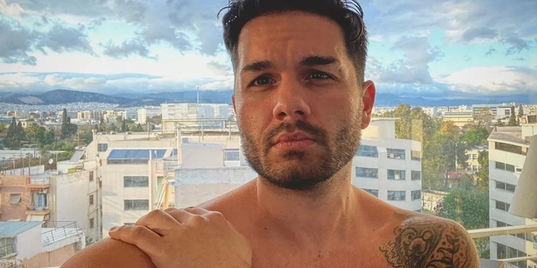 Ο Χρήστος Μάστορας στο μοντέρνο εργένικο σπίτι του | Οι πολύχρωμες λεπτομέρειες & η θέα σε όλη την Αθήνα