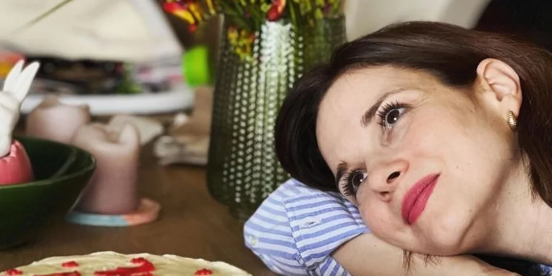 Η Ευγενία Δημητροπούλου στη vintage κουζίνα της