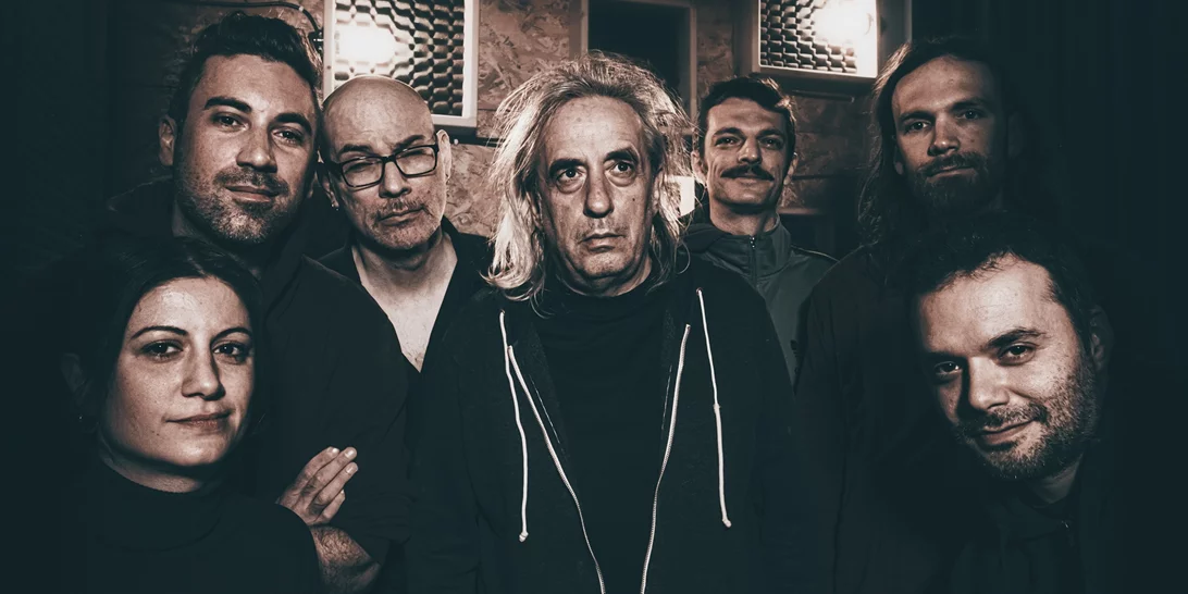 "Ηλεκτρική καρέκλα" στο Ηρώδειο | Μια εκρηκτική μουσική γιορτή με τον Γιάννη Αγγελάκα και τους 100°C