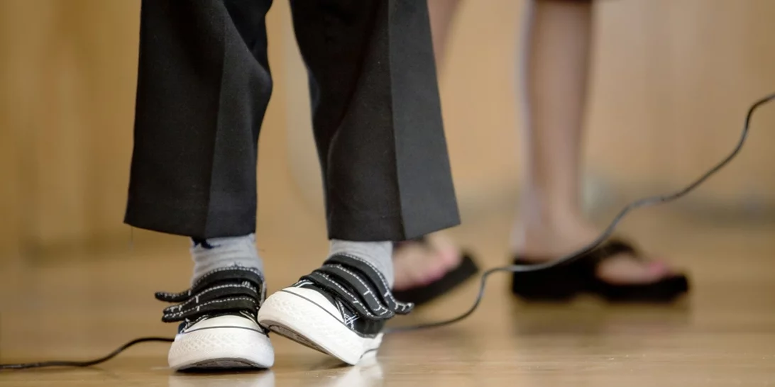 Οι Millennial γονείς μεγαλώνουν παιδιά-βέλκρο | Στενή σύνδεση ή υπερβολική προσκόλληση;