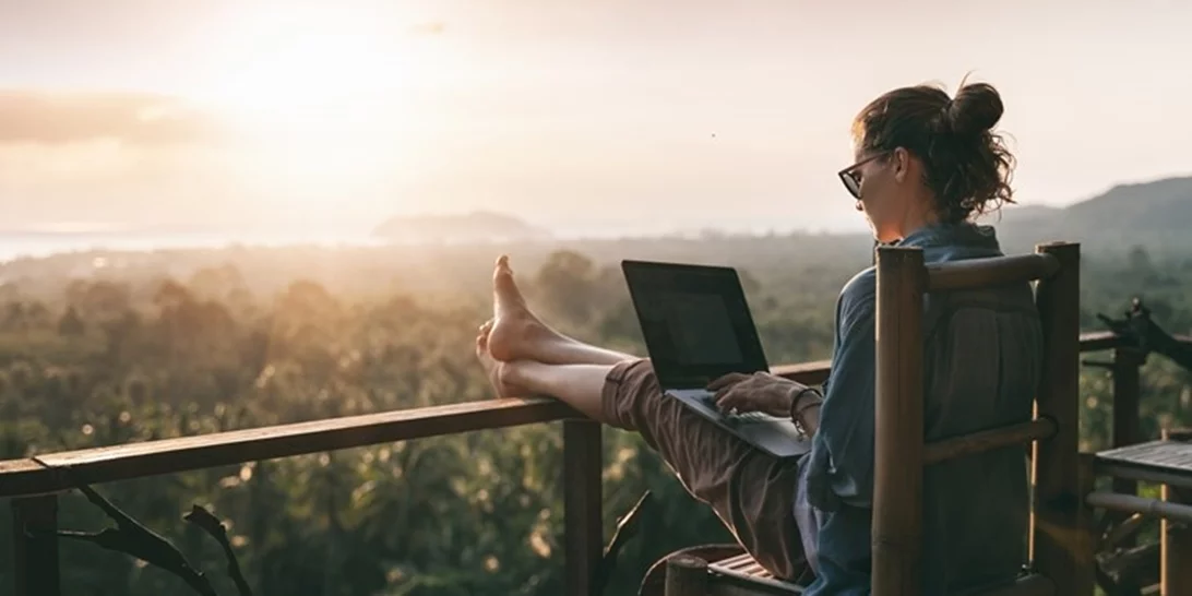 Quiet Vacationing | Το νέο trend που αλλάζει το παιχνίδι της τηλεργασίας