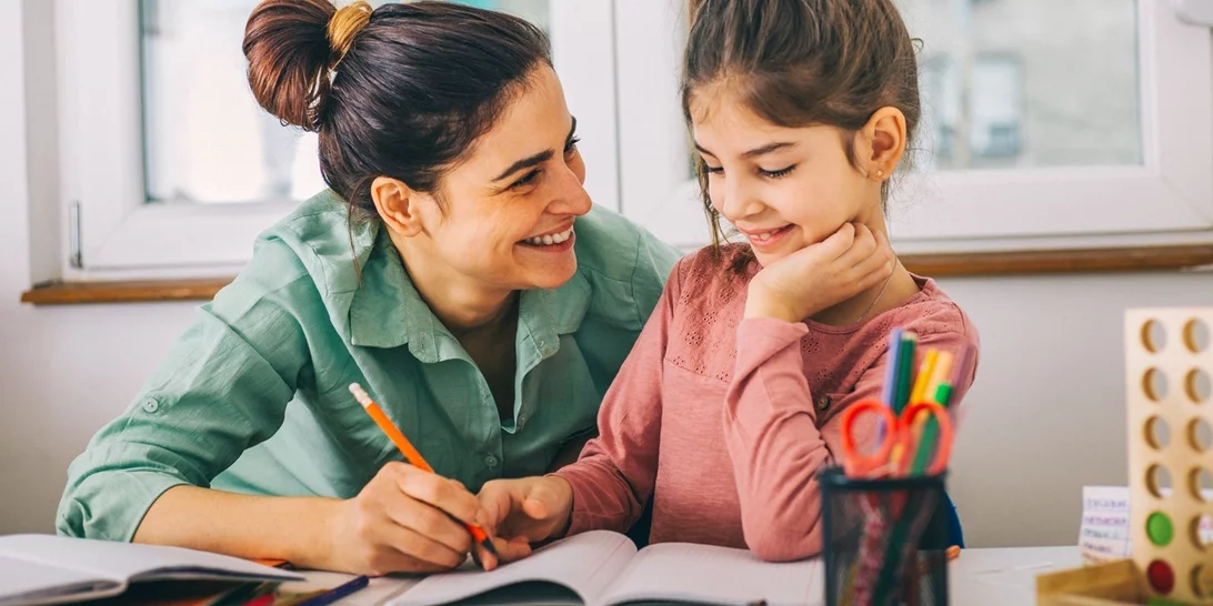 Πώς βοηθάμε ένα παιδί να "θέλει" να διαβάσει τα μαθήματά του (κι όχι να "πρέπει");