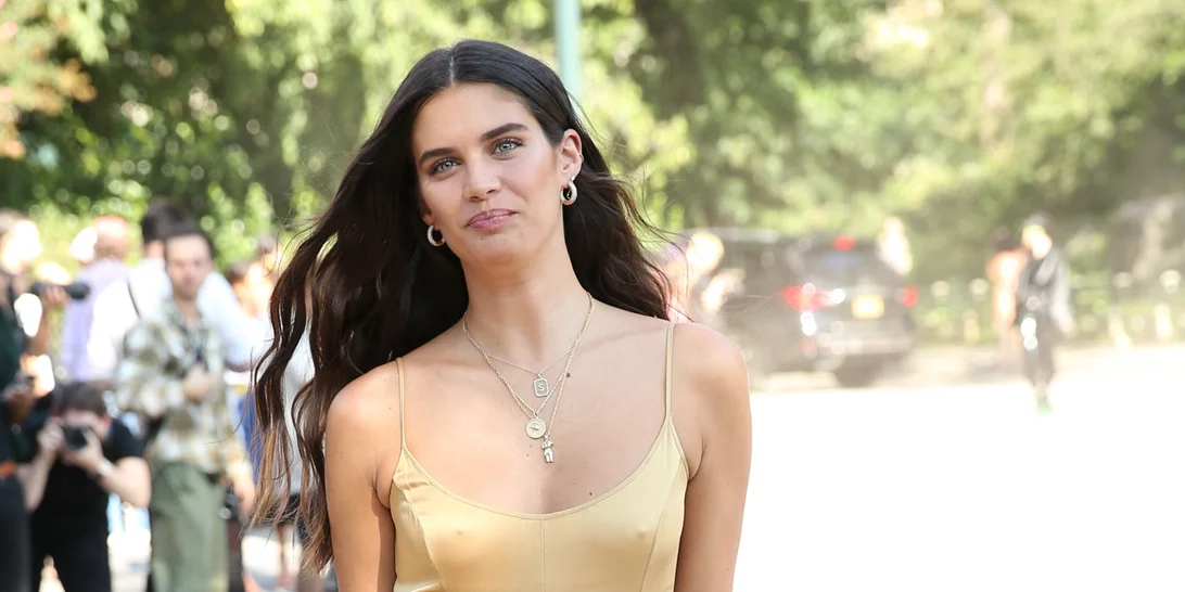 Αυτό είναι το πολυτελές χρώμα μαλλιών για μελαχρινές που κάνει κάθε εμφάνιση να δείχνει "ακριβή"