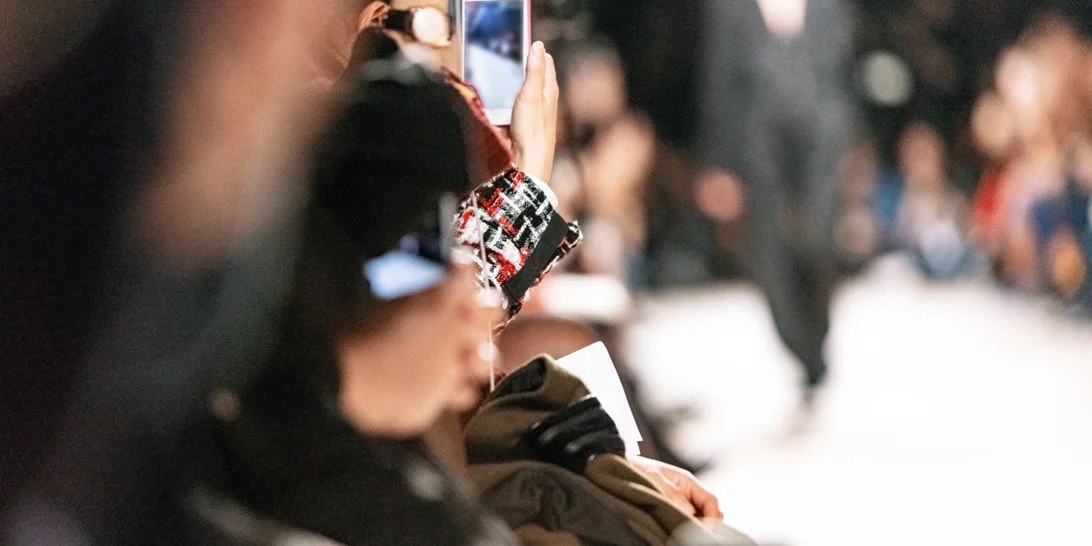 Μια διαδηλώτρια εισέβαλε στην επίδειξη μόδας του Louis Vuitton στο Παρίσι