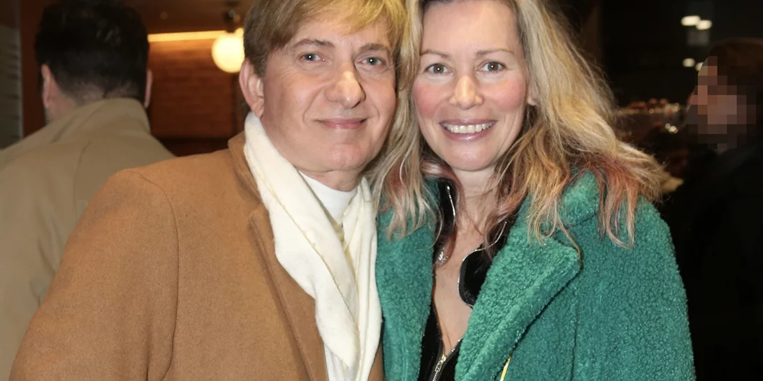 Όπως δεν την έχουμε ξαναδεί | Η ανατρεπτική εμφάνιση της Άριελ Κωνσταντινίδη σε θεατρική πρεμιέρα