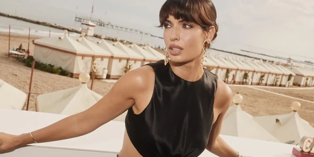 Τόνια Σωτηροπούλου | Με French bangs και messy bun στο κόκκινο χαλί του Φεστιβάλ Βενετίας