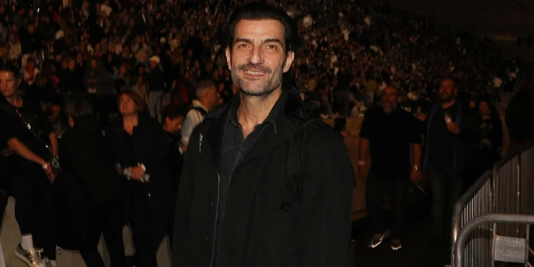 Ο Νίκος Κουρής με τον γιο του, Πέτρο, στη συναυλία του Robbie Williams στο Καλλιμάρμαρο | Η σπάνια οικογενειακή εμφάνιση