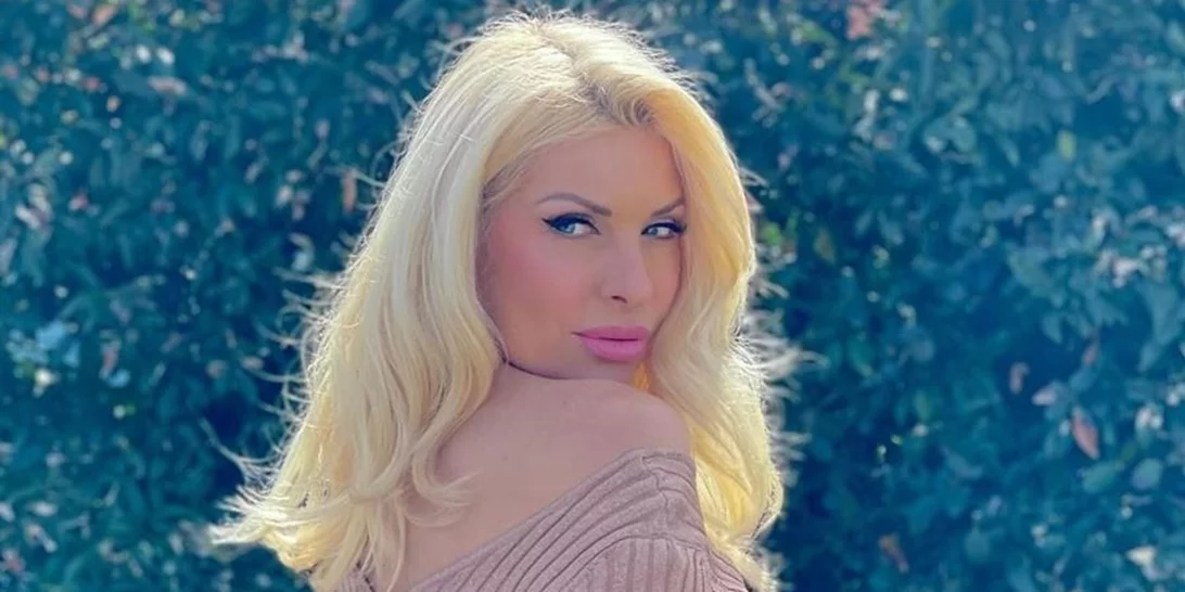 Στο καλαίσθητο μπάνιο της Ελένης Μενεγάκη | Η μίνιμαλ αισθητική και ο εντυπωσιακός καθρέφτης