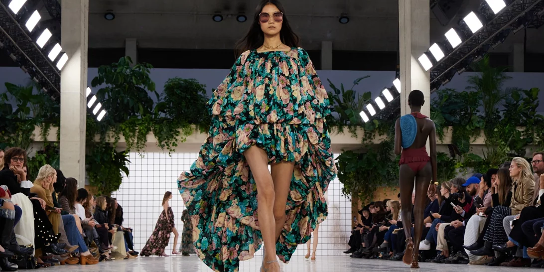 Οι πέντε τάσεις της μόδας στα φορέματα που θα μας απασχολήσουν τη σεζόν Άνοιξη/Καλοκαίρι 2025