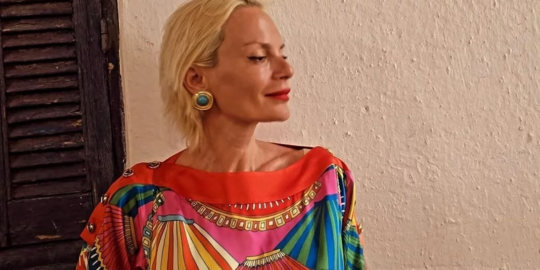 Η Έλενα Χριστοπούλου με το πολύχρωμο καπέλο από τη Zara, που είχε φορέσει η Ευγενία Σαμαρά | Κοστίζει 15,99 ευρώ