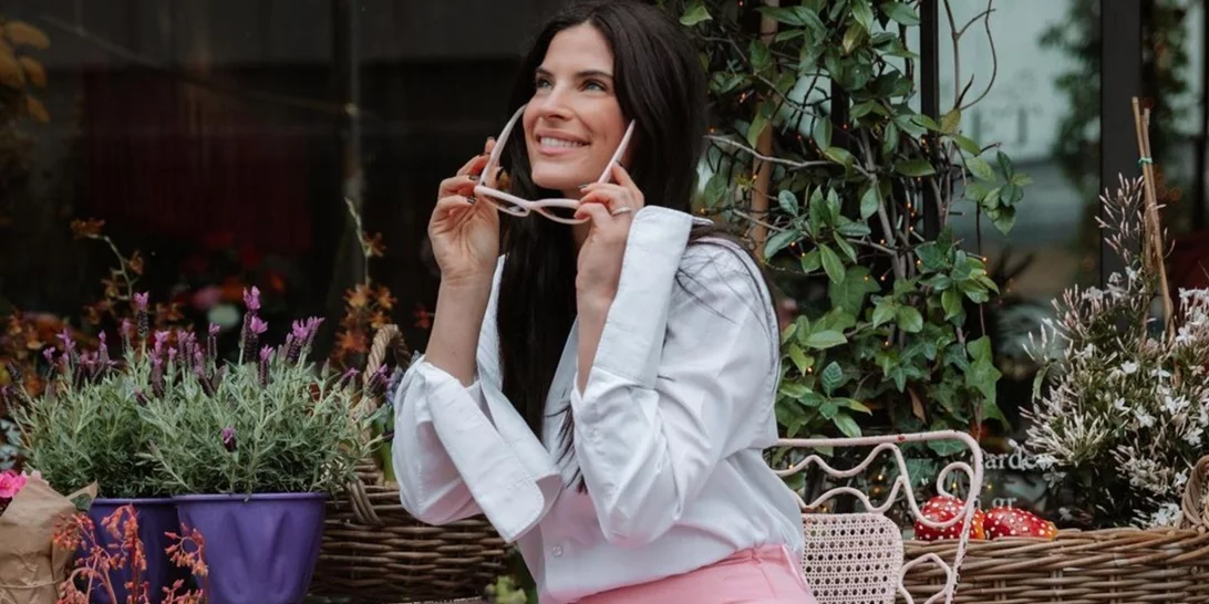 Η Χριστίνα Μπόμπα φόρεσε ένα ροζ δαντελένιο καλσόν όπως όλα τα style icons