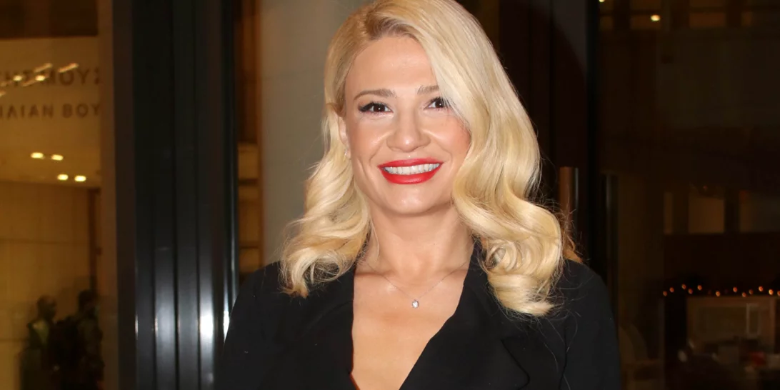 Η Φαίη Σκορδά με το πιο απροσδόκητο χρώμα για μία χειμερινή εμφάνιση