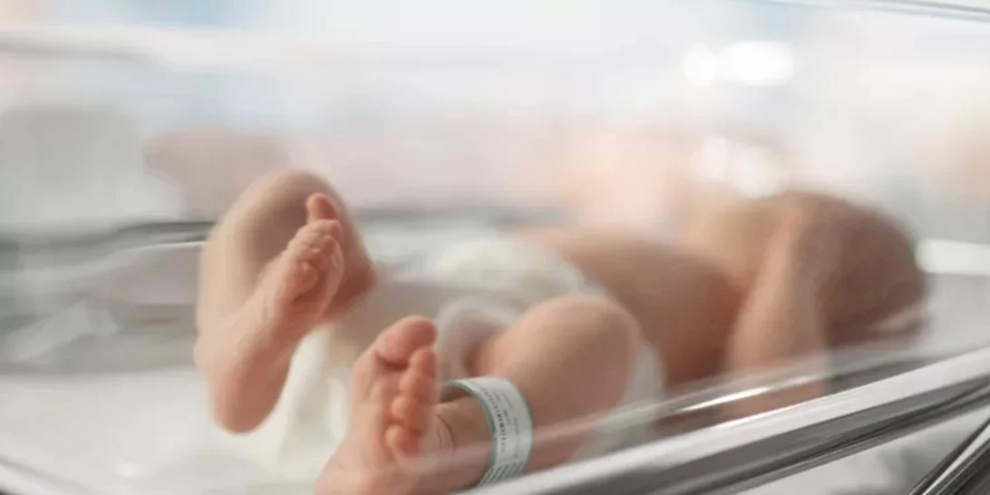 Γιαγιά στην Κρήτη γέννησε το εγγόνι της | Πώς μπορεί μια γυναίκα να κυοφορήσει σε μεγάλη ηλικία;