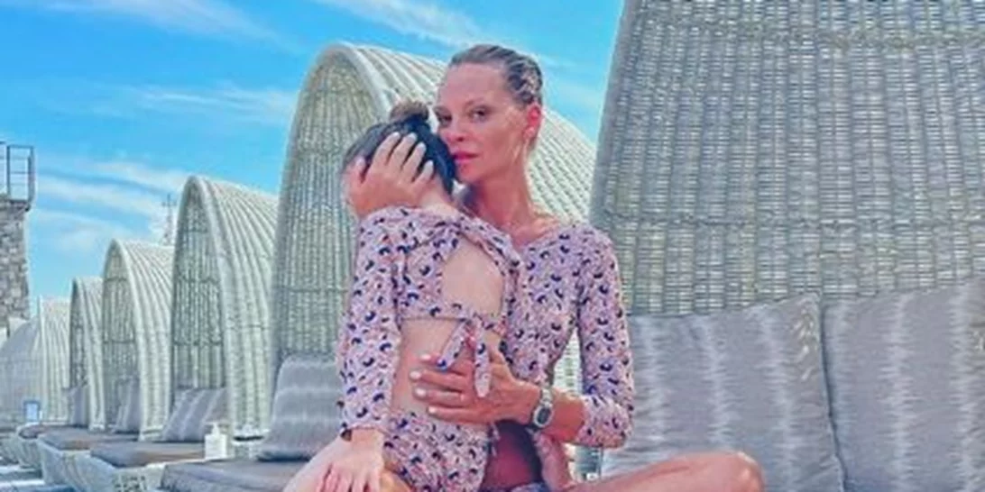 Η Υβόννη Μπόσνιακ φωτογραφίζει την κόρη της, Ελένη, στην παραλία