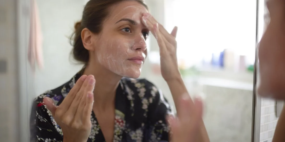 6 καθαριστικά προσώπου με σαλικυλικό οξύ για το ακνεϊκό δέρμα