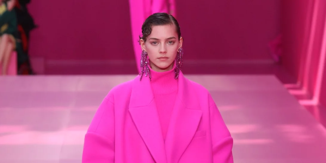 Γιατί αξίζει να επενδύσεις στο hot pink φέτος την άνοιξη και ποια κομμάτια να επιλέξεις