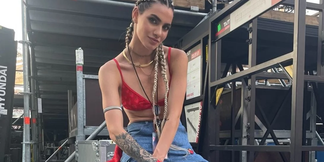 Η Αντωνία Καούρη "άνοιξε" τη συναυλία των Coldplay φορώντας custom Vassia Kostara δημιουργία