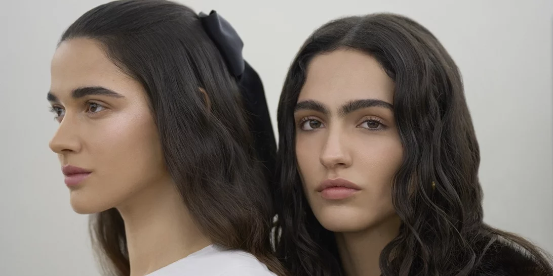 Το αξεσουάρ μαλλιών που θα φοράμε όλο το 2024 σύμφωνα με τον οίκο Chanel