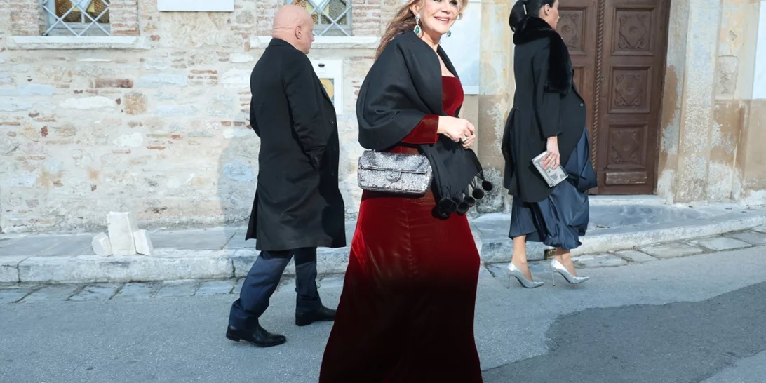 Συγκινημένη η Αγάπη Πολίτη στον γάμο της Χρυσής Βαρδινογιάννη: "Κλασική μαμά..."