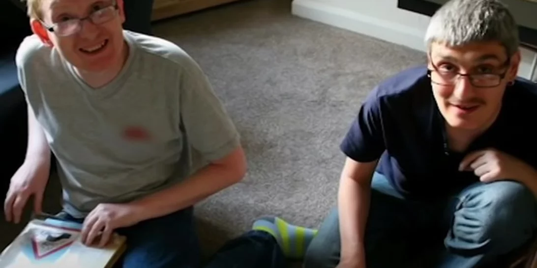 Η τραγική ιστορία των αδερφών Κλαρκ: Το σπάνιο σύνδρομο που τους έκανε και πάλι παιδιά