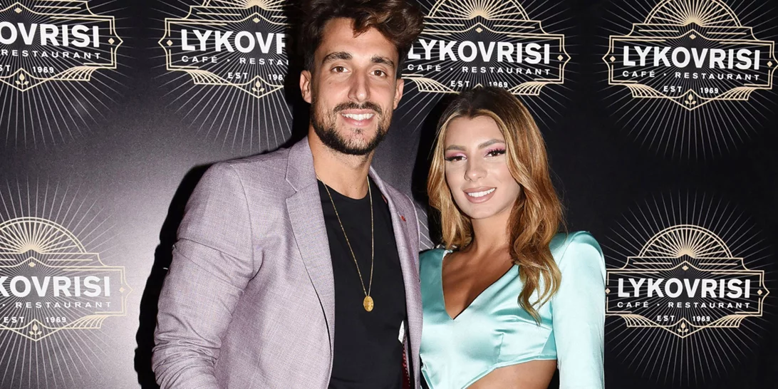Γενέθλια για τη Μαριαλένα Ρουμελιώτη | Με μίνι γαλάζιο φόρεμα και τον Σάκη Κατσούλη στο πλευρό της