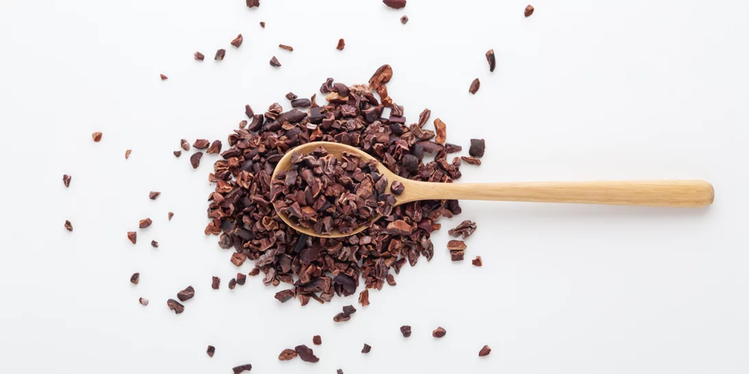 Cacao nibs (νιφάδες κακάο) | Τα οφέλη του superfood που φτιάχνει τη διάθεση και όχι μόνο