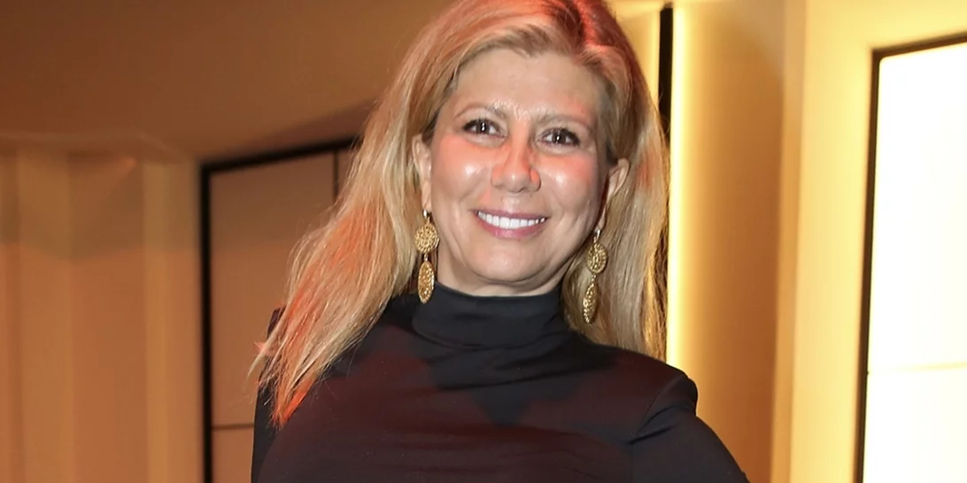 Καστανόξανθη με μακριά μαλλιά | Η Ζήνα Κουτσελίνη σε σπάνια βραδινή έξοδο με την κόρη της