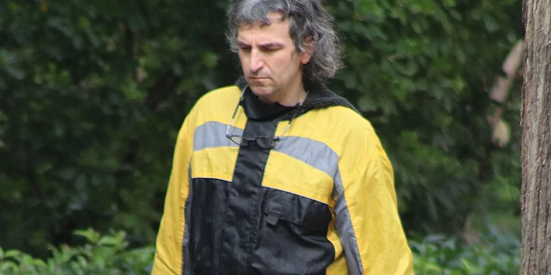 Αρης Σερβετάλης | "Αγνώριστος" στη χαλαρή βόλτα με τον σκύλο του στο Ζάππειο - Δείτε πόσο έχει αλλάξει