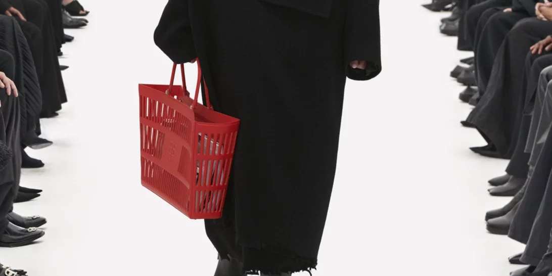 Balenciaga | Στη νέα του συλλογή ξεχωρίσαμε τις πιο αξιοπερίεργες τσάντες