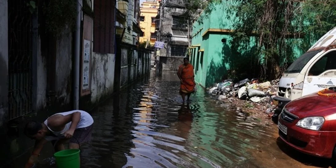 Τουλάχιστον 12 νεκροί από τις σφοδρές βροχοπτώσεις στην Κολκάτα της Ινδίας