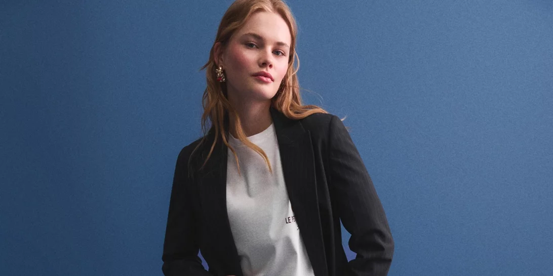 Αυτό το navy pinstripe κοστούμι από τη Stradivarius είναι η πιο κομψή επένδυση για το office wear της άνοιξης