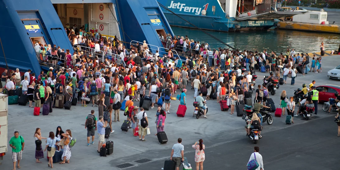 Πειραιάς | Ουρές και αυστηροί έλεγχοι στο λιμάνι - Φεύγουν οι αδειούχοι του Δεκαπενταύγουστου [εικόνες]