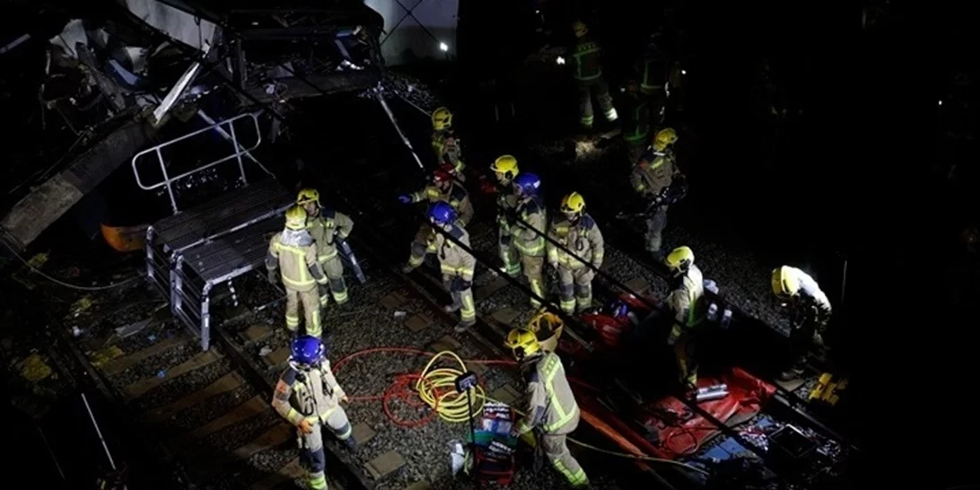 Εκτροχιασμός επιβατικής αμαξοστοιχίας στην Ισπανία – Νεκρός ο μηχανοδηγός