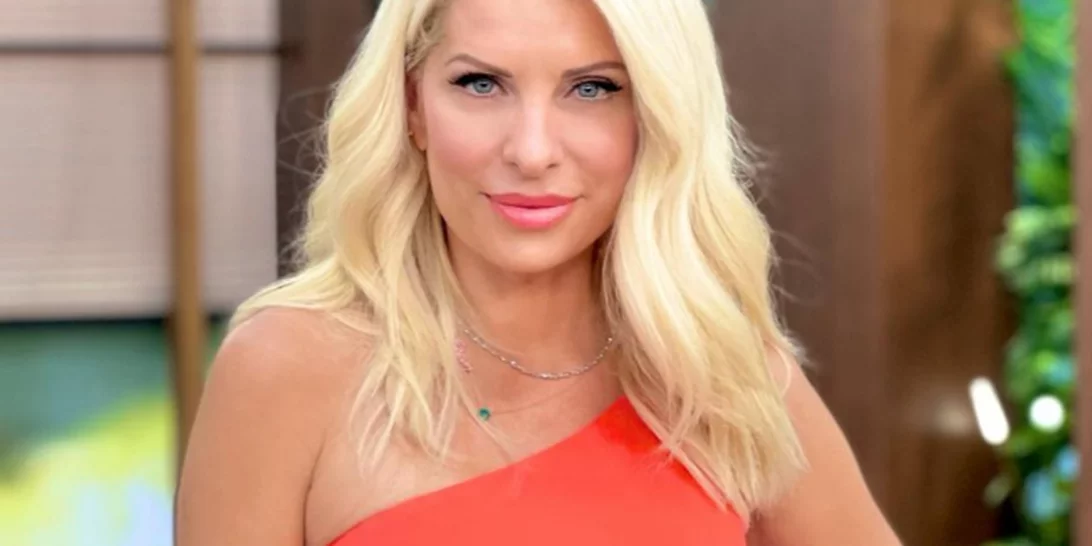 Στα κόκκινα | Η Ελένη Μενεγάκη γιόρτασε τα γενέθλιά της με στενό midi φόρεμα (pics,vid)