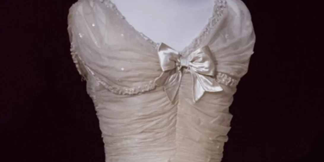 Tο φόρεμα παρανύμφου στον γάμο της βασίλισσας Ελισάβετ πωλήθηκε σε δημοπρασία